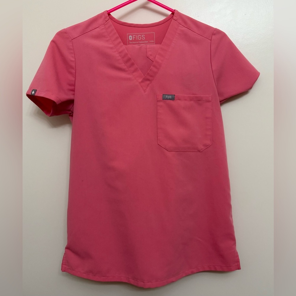 Figs scrubs: Catarina top and Zamora jogger pants. Color: pink.